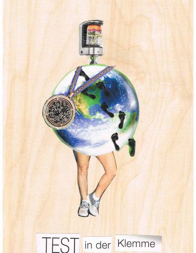 Test in der Klemme - 100 Vorurteile - Collage, A4 Holz - Lackiert - von Dima Dobrovolskij